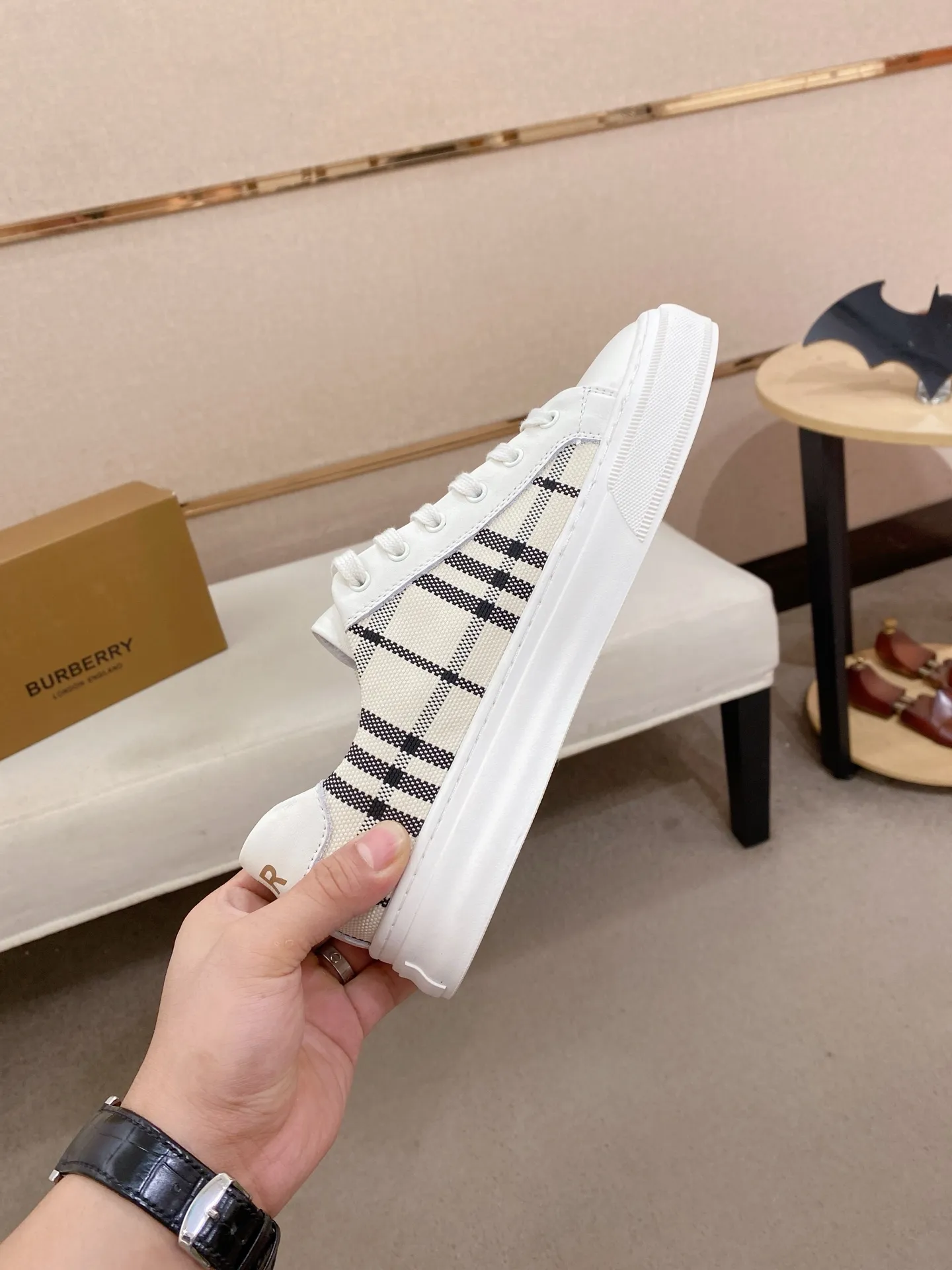 Men's shoes 💰: 400💰🇮🇹🇮🇹 Burberry top purchasing agent 🔍🔍Synchronized sale Positive code number: 38-44 Italian imported first-layer cowhide with fabric. Fully imported sheepskin lining, sole: the original sole is specially provided by the original factory, the exclusive movable molded sole is super comfortable, the original factory follows the order, 🔍🔍high quality, you can come in and out at will, welcome to compare